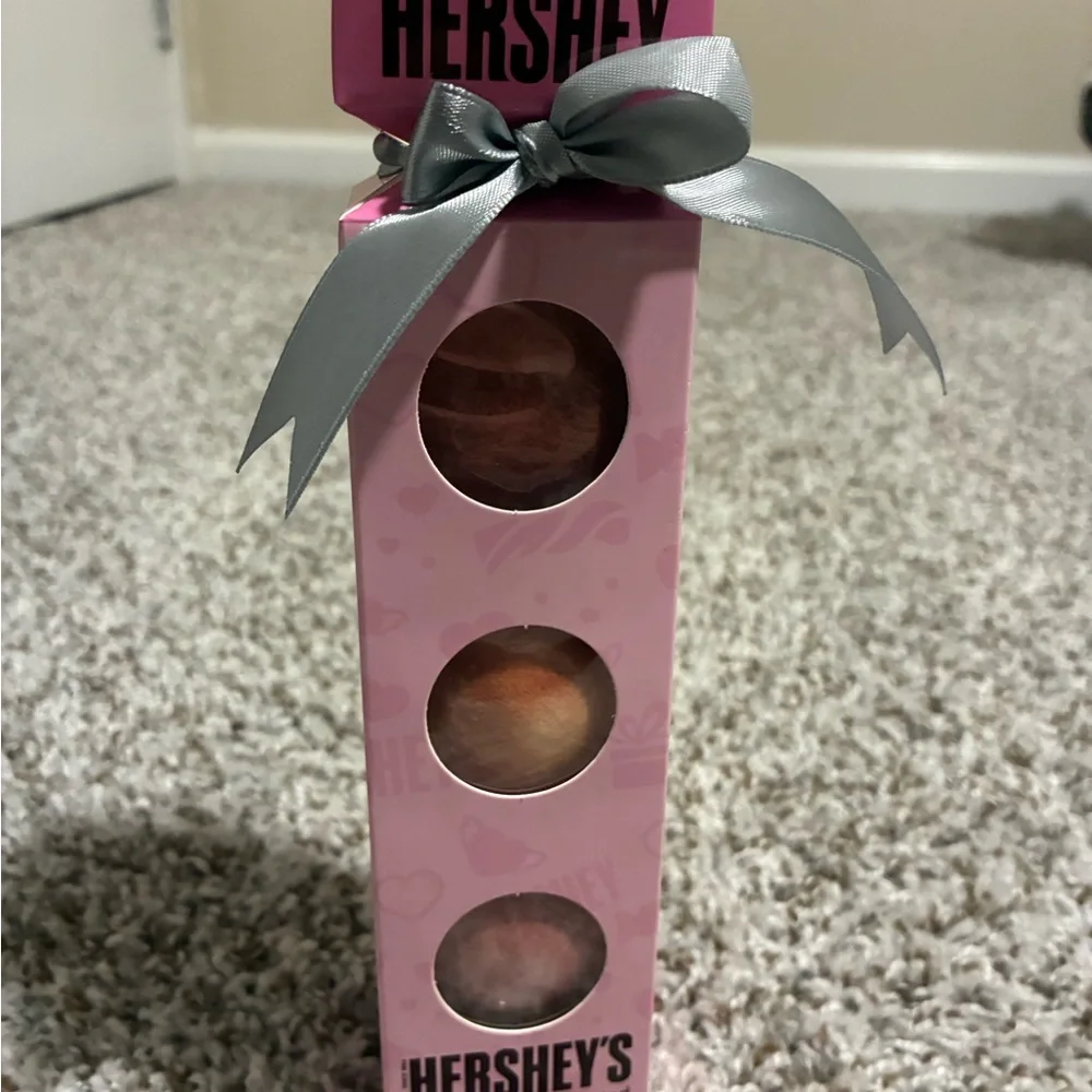 Hershey's Pink Bath Bombs with Silver Ribbon - Picture 1 of 2